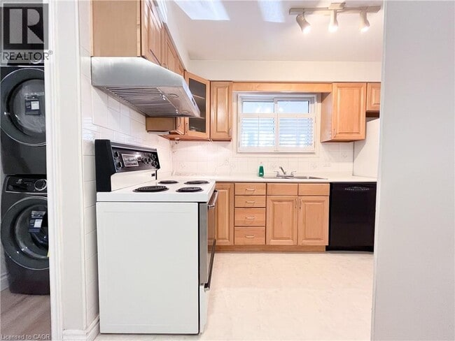 Building Photo - 514 Fallingbrook Dr