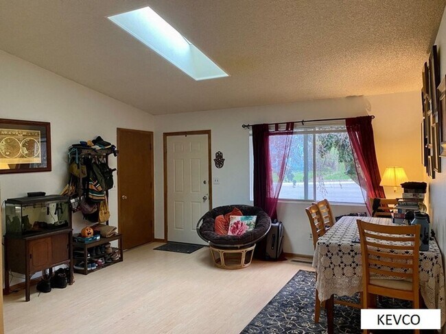 Building Photo - Sunlit Spacious Three Bedroom Home
