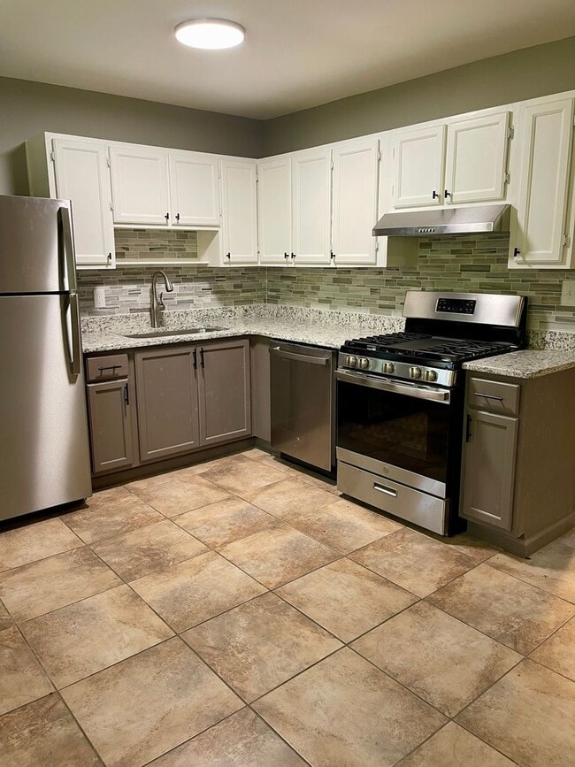 Building Photo - Beautifully remodeled home in Riverdale wi...