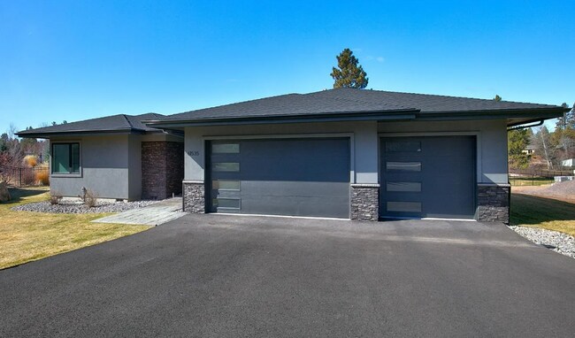 Foto del edificio - Beautiful and Spacious 3 Bed/2.5 Bath Home on 0.46 Acre Lot in SE Bend