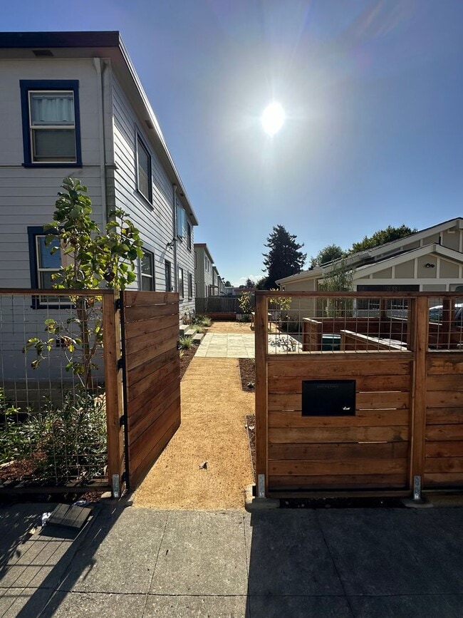 Building Photo - Temescal 2BR with Private Yard | Updated U...