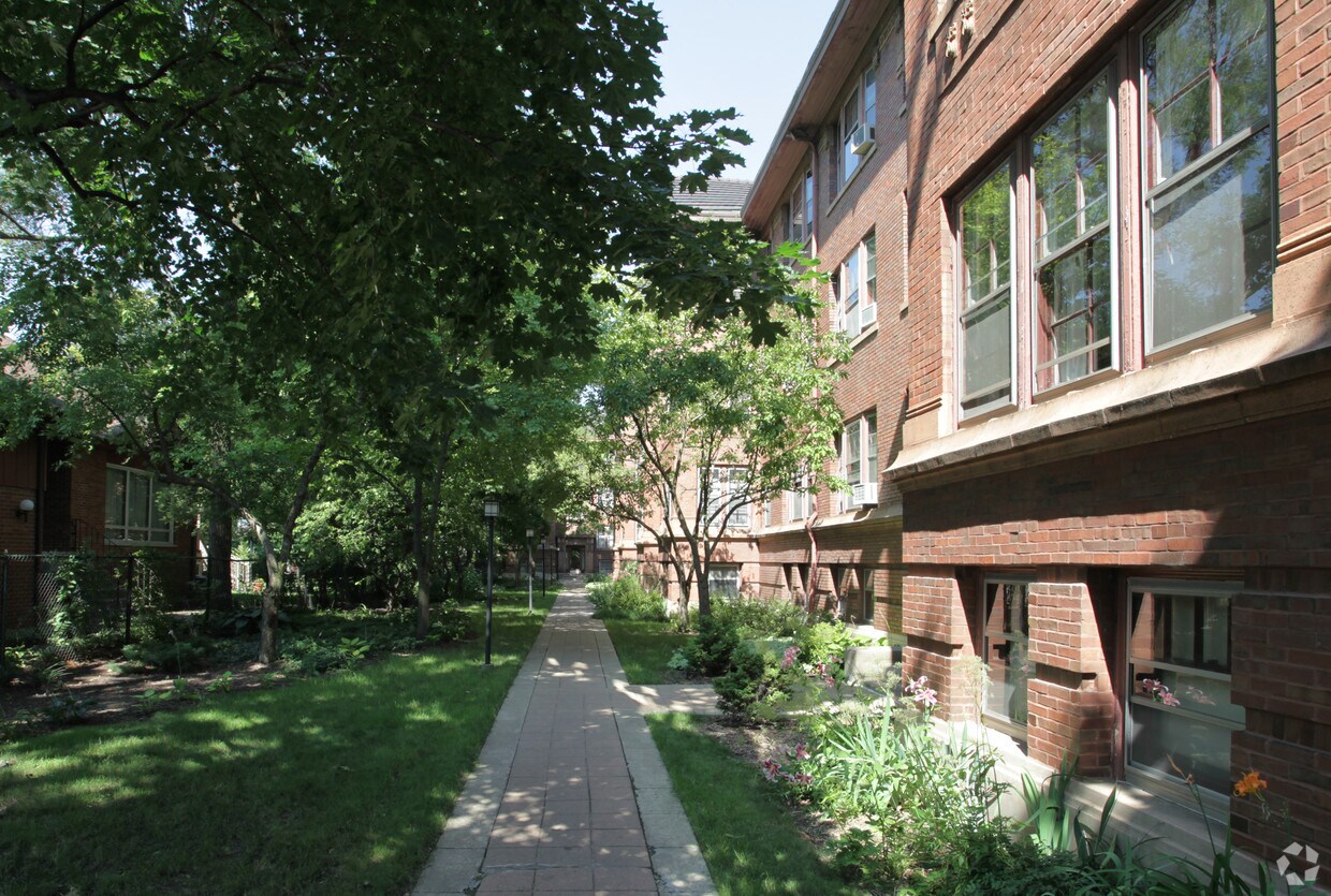 Building Photo - 4720-4726 S Greenwood Ave