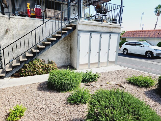 Building Photo - 6913 Round Tree Dr