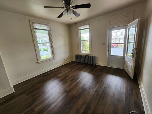 Foto del edificio - 126-128 E Maple St
