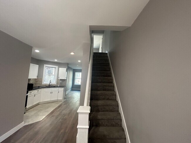 Building Photo - 3 Bedroom 1.5 Bathroom PHA Friendly Home