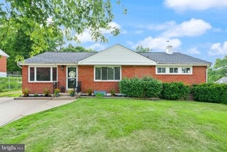 Building Photo - 6206 Hillview Ave