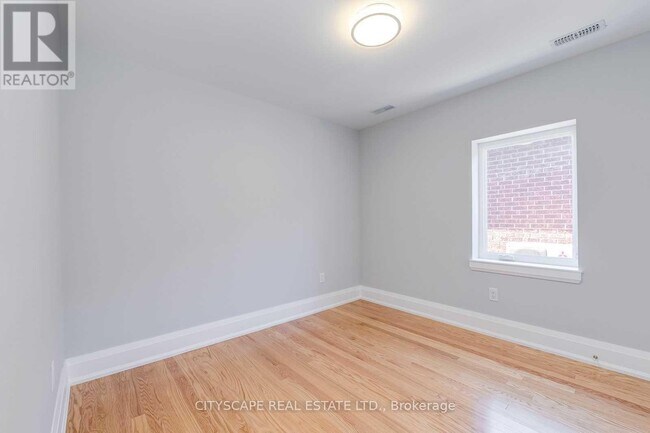 Photo du bâtiment - 370 Strathmore Blvd