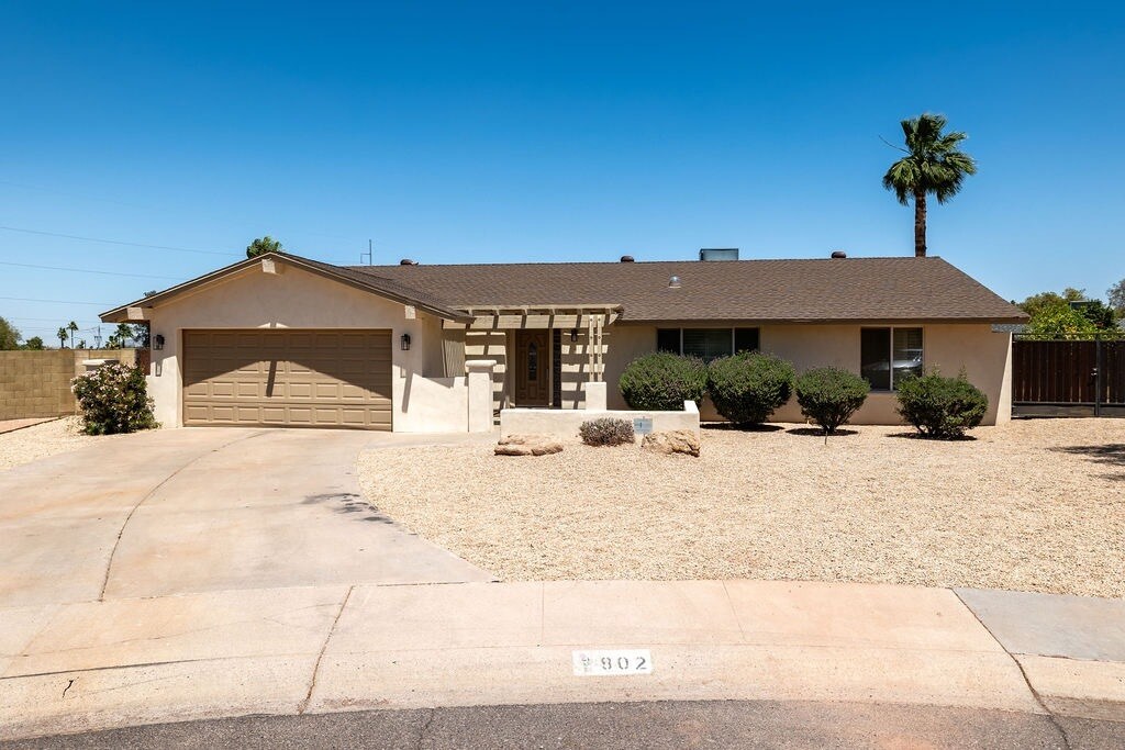 Foto principal - 802 E Caribbean Ln