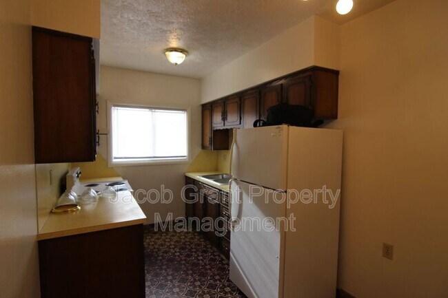 Building Photo - 676 Memorial Dr