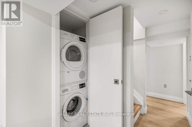 Building Photo - 116 Manor Rd E