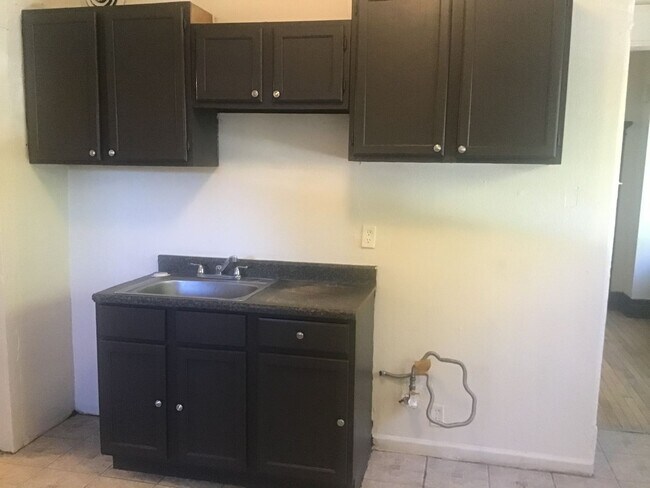 Building Photo - 3 bedroom 1.5 bathroom single family home ...