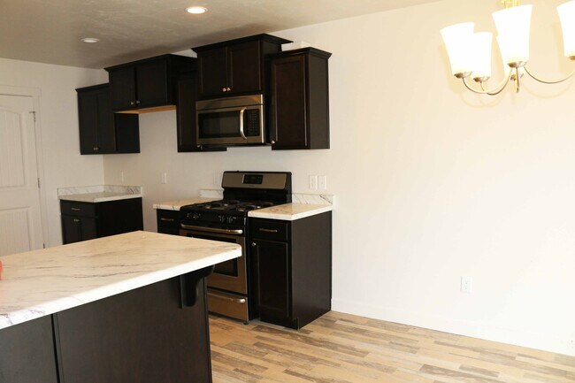 Building Photo - Amazing Townhome in Legacy Ranch!