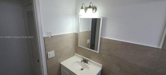 Building Photo - 3856 S Circle Dr