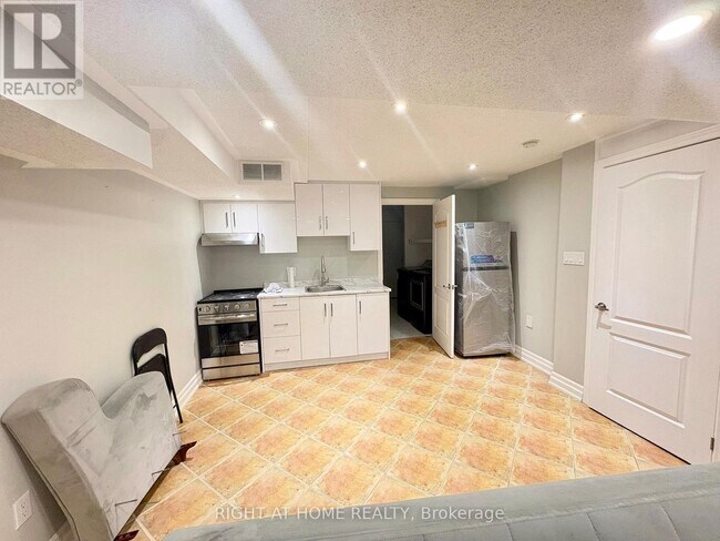 Building Photo - 287 Wildberry Crescent