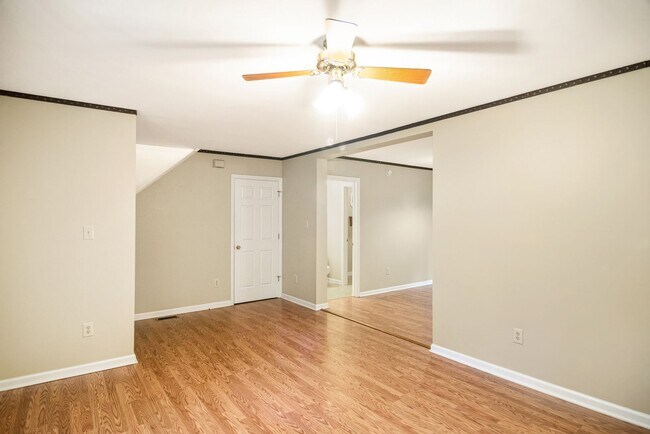 Building Photo - Charming 3-Bedroom Home with Fenced Yard, ...