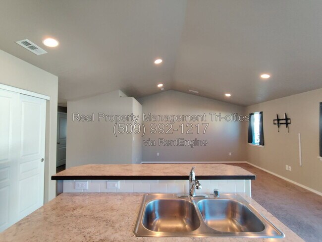 Building Photo - 2933 Bellerive Dr