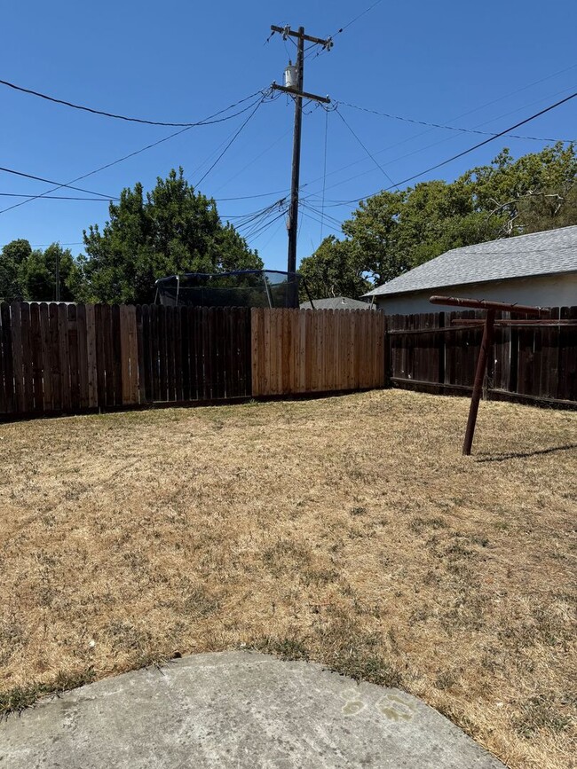 Building Photo - Updated duplex