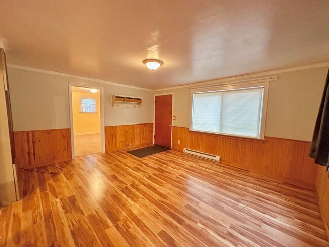 Building Photo - Charming 2 Bedroom Home