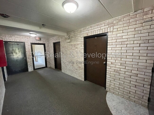 Foto del edificio - 180 N Wolf Rd