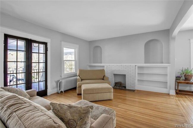 Spacious living room, with access to outdoor covered patio - 299 Wellington Rd
