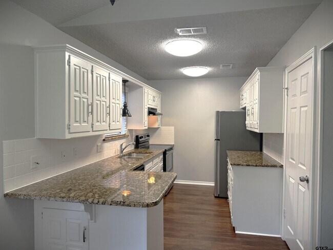 Foto del edificio - 5903 Hollytree Dr