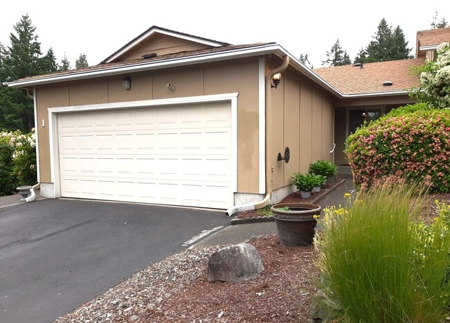 Building Photo - University Place Gem! 2 bedroom with Fireplace!