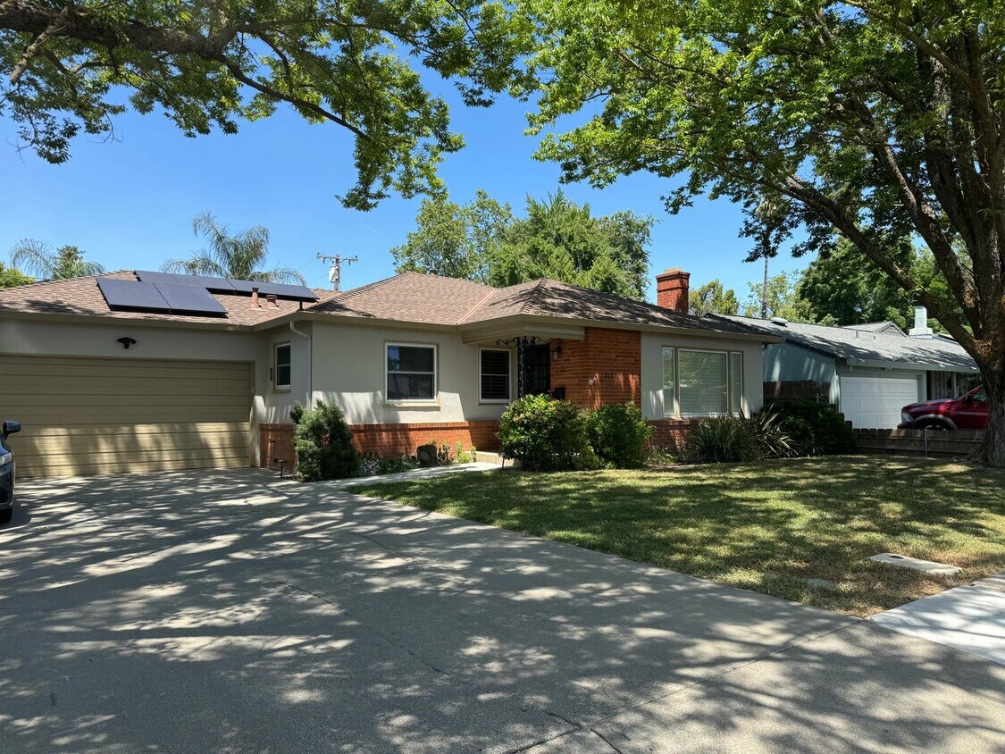Foto principal - Solar Savings 3 bedroom - 2 bathroom FOR RENT