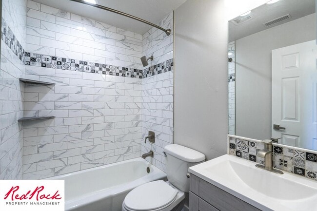 Foto del edificio - Newly Remodeled 3 Bedroom Townhome. Small ...