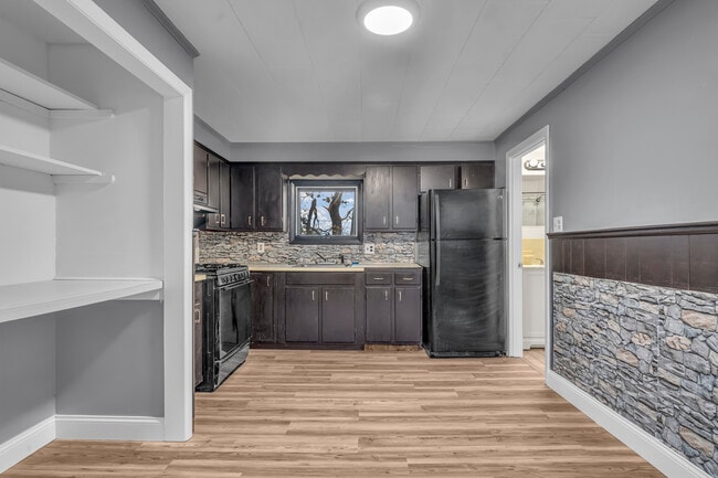 Building Photo - 13 Pacific St