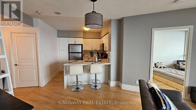 Photo du bâtiment - 2230 Lake Shore Blvd W