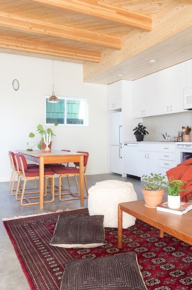 Foto del edificio - 4405 N Commercial Ave
