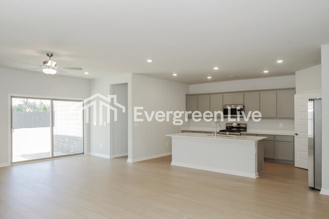 Foto del edificio - 14665 Mountain Strm Dr