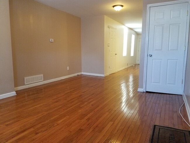 Building Photo - Lovely 3 Bedroom Townhome  in East Baltimo...