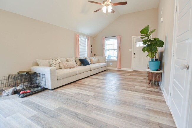 Building Photo - Pet Friendly Three Bedroom!