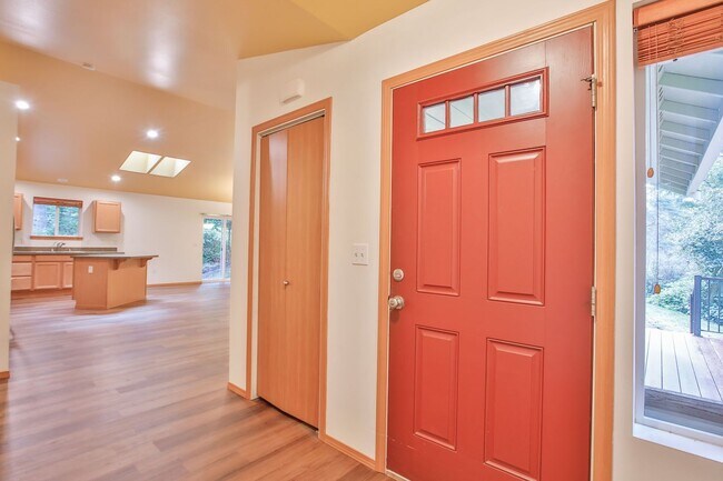 Foto del edificio - Private Beach Access Comes with This Lovely Freeland Home!