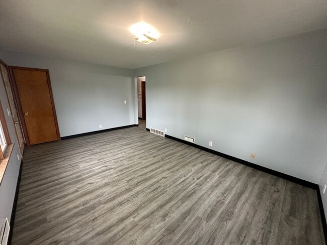 Building Photo - $1650 - 4 Bed 2 Bath Home