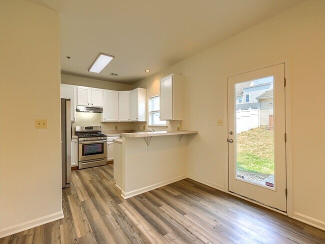 Building Photo - Spacious 3 bedroom on Fulton St