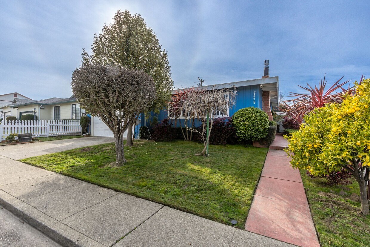 Foto principal - Beautiful & bright 3 bed / 2 Bath San Brun...