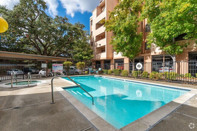 Piscina - Four Seasons Apartments