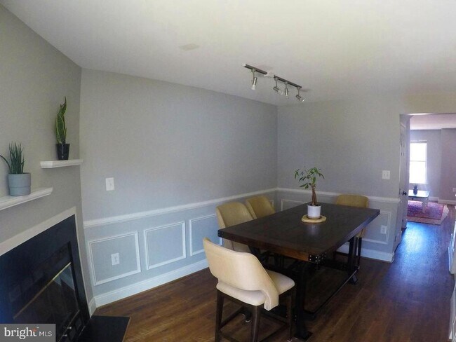 Foto del edificio - 8702 Village Green Ct