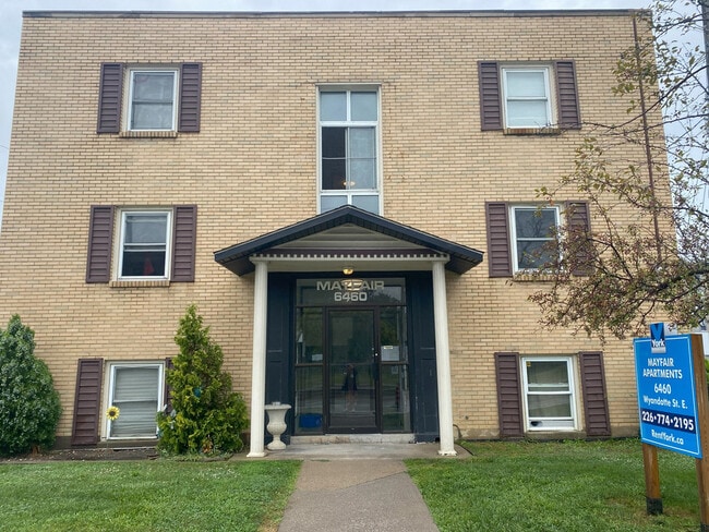 Photo du bâtiment - Mayfair Apartments