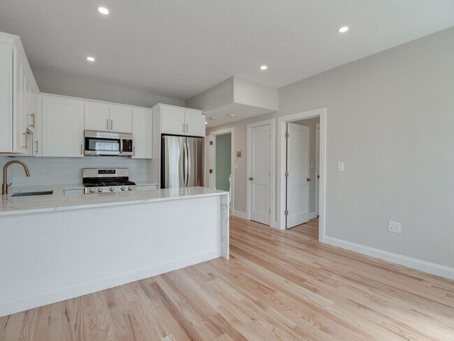 Building Photo - 838 E 2nd St