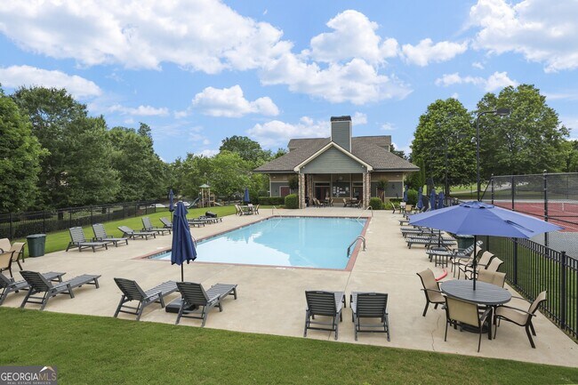 Foto del edificio - 423 Royal Cres Ln E