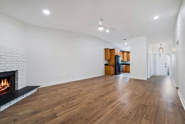 Building Photo - 8452 SE Croft Cir