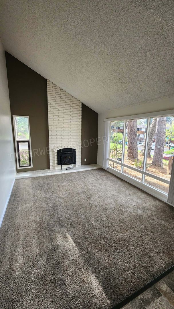 Foto del edificio - *1/2 OFF 1ST MONTH'S RENT PROMO* 3 BR Townhome- Wonderful Privacy Deck in Beaverton with 1 Car Ga...