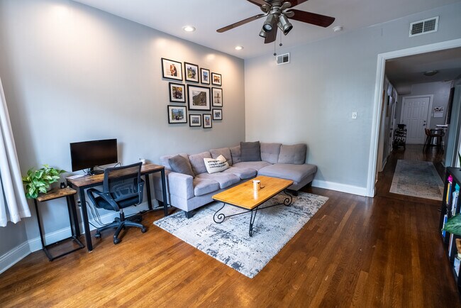 Foto del edificio - 3850 W Diversey Ave