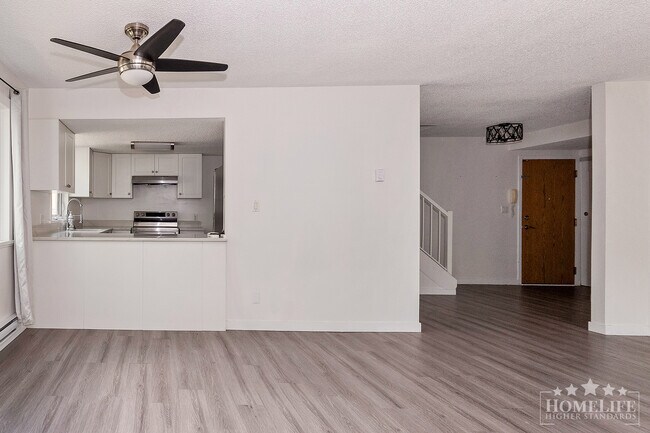 Building Photo - 7120-7133 133 St
