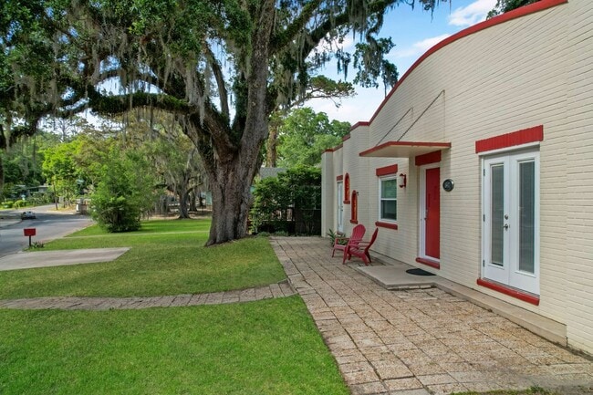 Foto del edificio - 1647 Lake Ella Dr