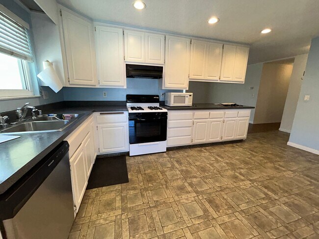 Foto del edificio - 4 Bed / 2 Bath Home for Rent in Huntington Beach