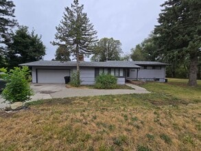 Building Photo - 3232 Poly Dr